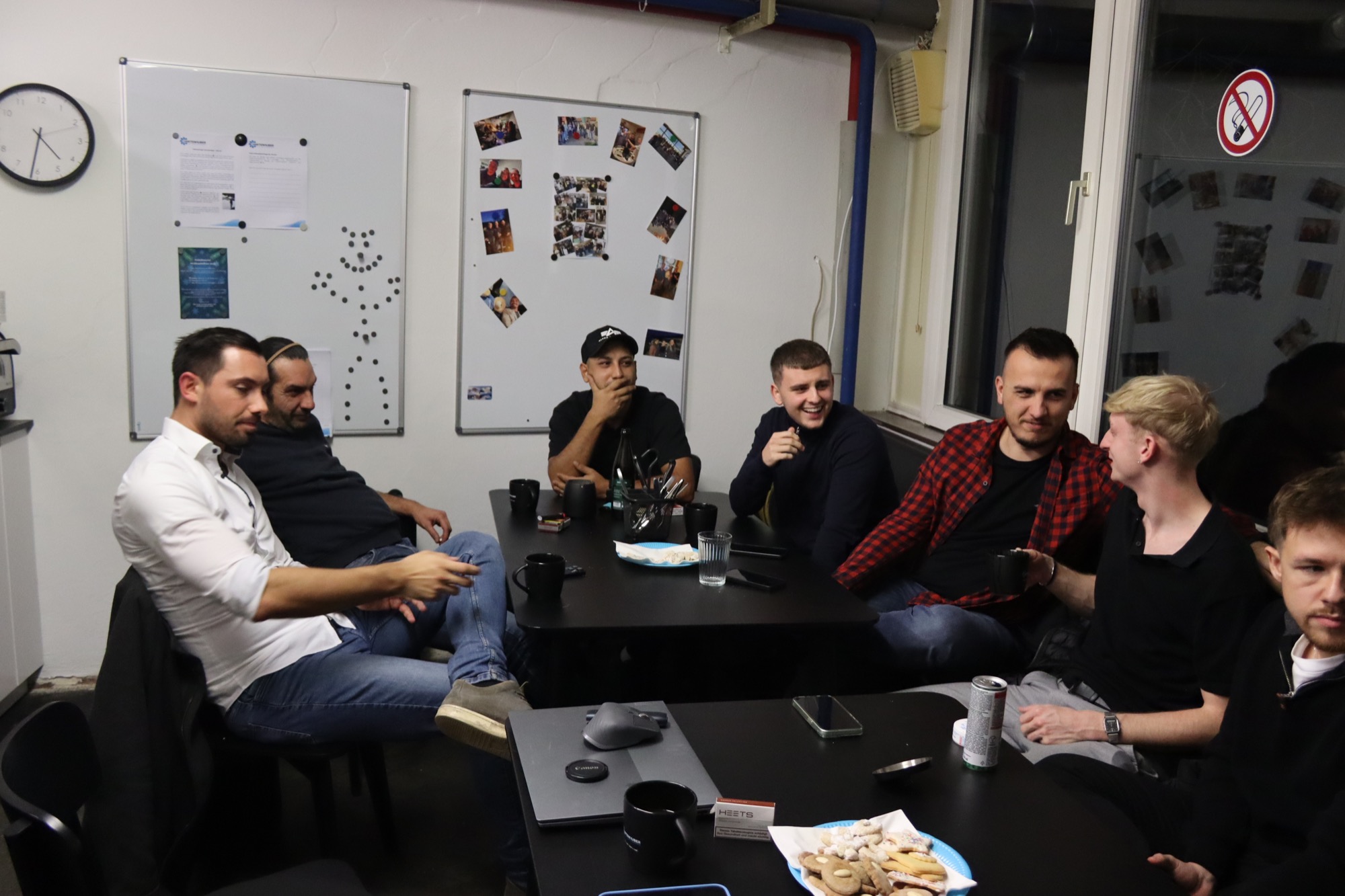 Teamrunde bei einem gemeinsamen Abend im Büro.