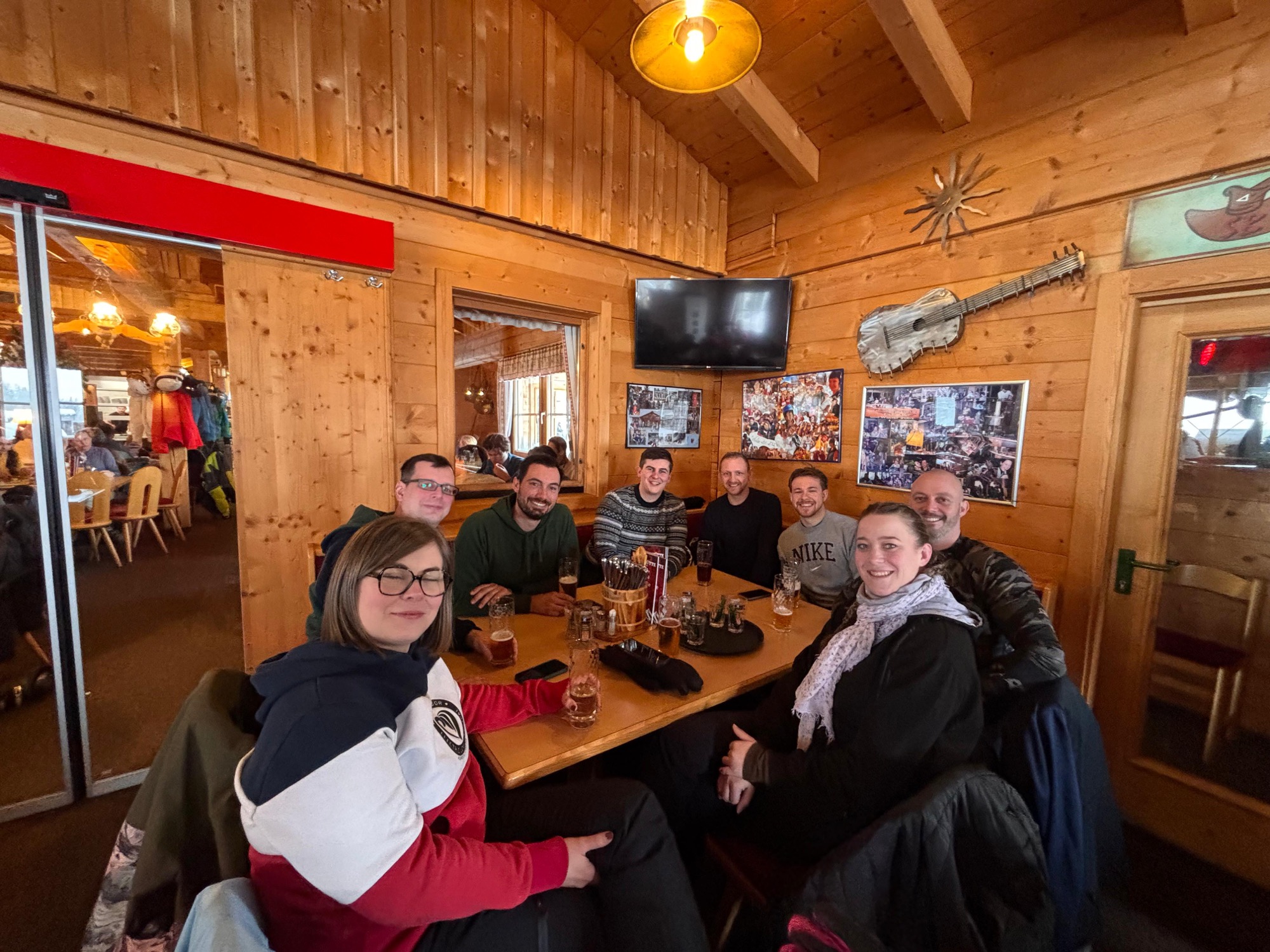 Das Team bei einem gemeinsamen Essen auf der Hütte.